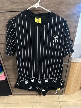 NY Black Pinstripe Kids T-Shirt size M